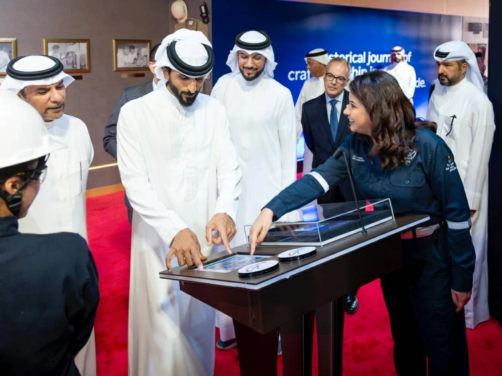 ناصر بن حمد يدشن إنتاجًا قياسيًا للمصفاة بعد مرور عام على افتتاحها