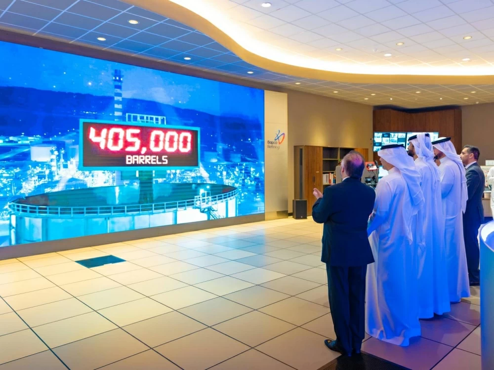 ناصر بن حمد يدشن إنتاجًا قياسيًا للمصفاة بعد مرور عام على افتتاحها
