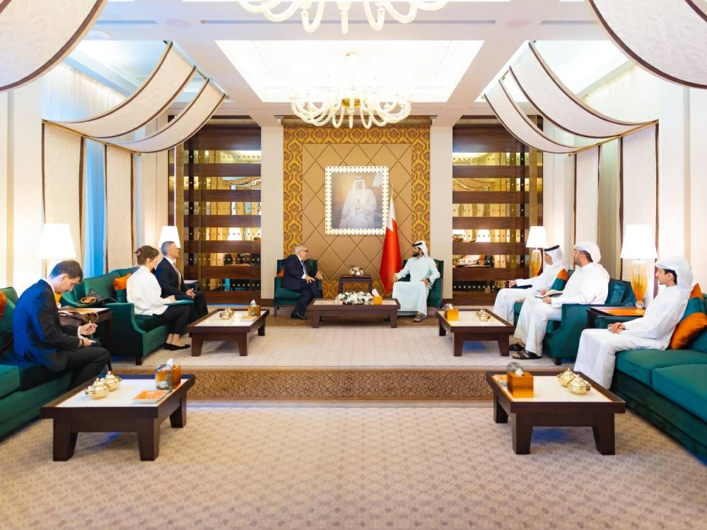 ناصر بن حمد  يستقبل نائب وزير الخارجية الروسي ويؤكد عمق التعاون بين البلدين