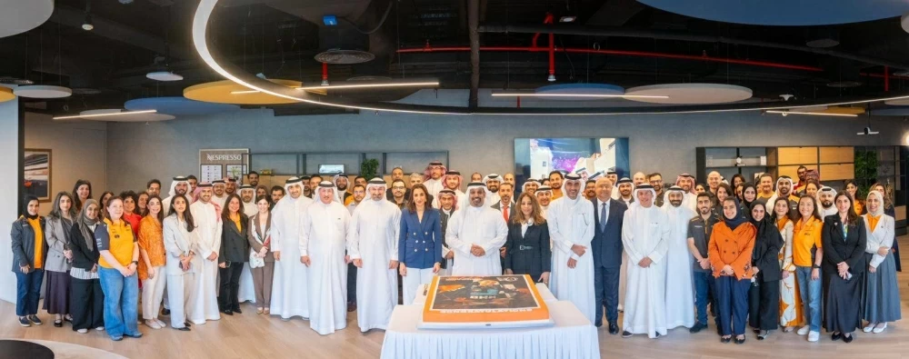 وزير المالية يجتمع مع مجلس إدارة وموظفي "ممتلكات" احتفالاً بفوز "مكلارين"