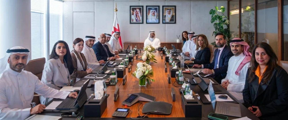 وزير المالية يجتمع مع مجلس إدارة وموظفي "ممتلكات" احتفالاً بفوز "مكلارين"