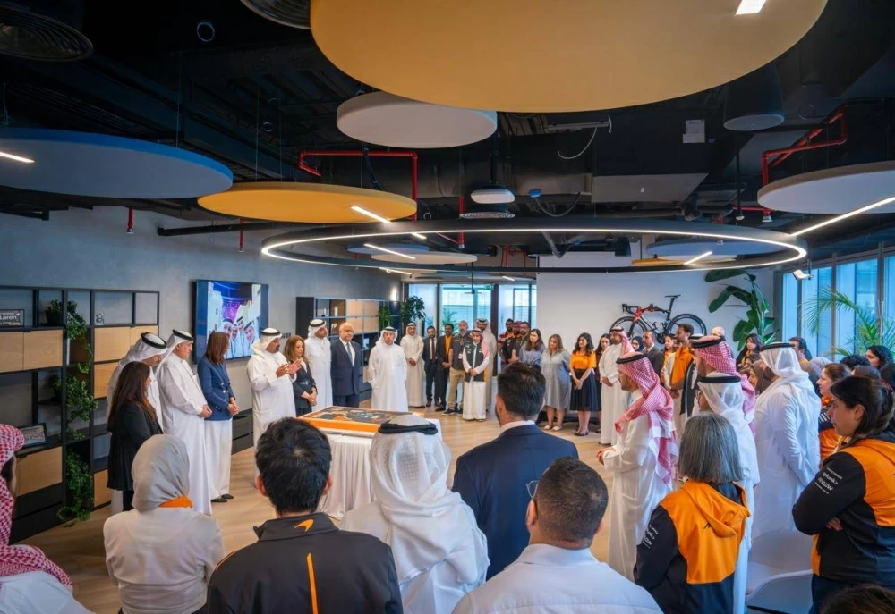 وزير المالية يجتمع مع مجلس إدارة وموظفي "ممتلكات" احتفالاً بفوز "مكلارين"