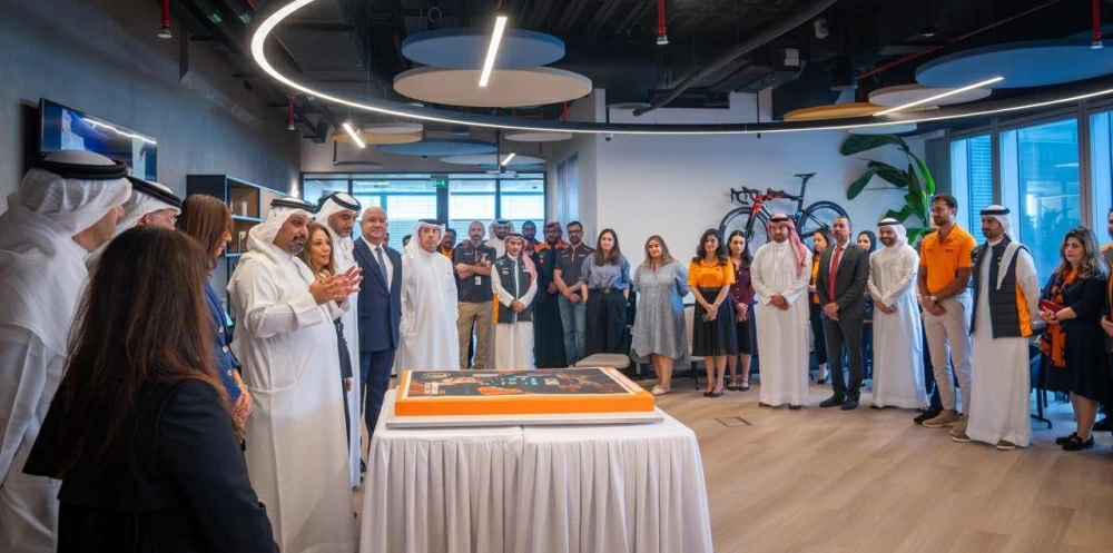 وزير المالية يجتمع مع مجلس إدارة وموظفي "ممتلكات" احتفالاً بفوز "مكلارين"