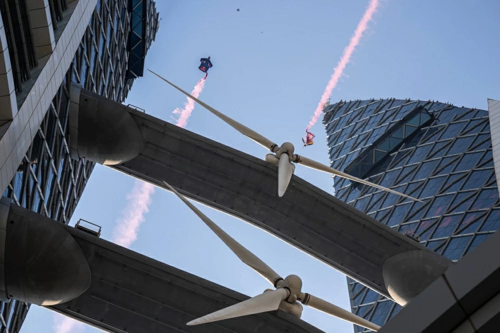 "​​​​​​​​​​​​​​​​​​رد بُل" تنظّم عبورًا متزامنًا تاريخيًا لثنائي البدلة الجناحية عبر مركز البحرين التجاري العالمي