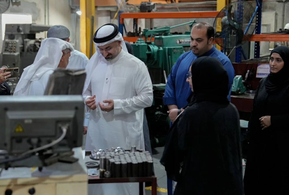 وزير الصناعة يزور مصنع شركة الجسر للخدمات الصناعية بمدينة سلمان الصناعية