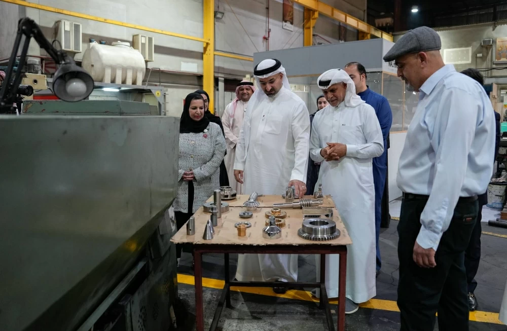 وزير الصناعة يزور مصنع شركة الجسر للخدمات الصناعية بمدينة سلمان الصناعية