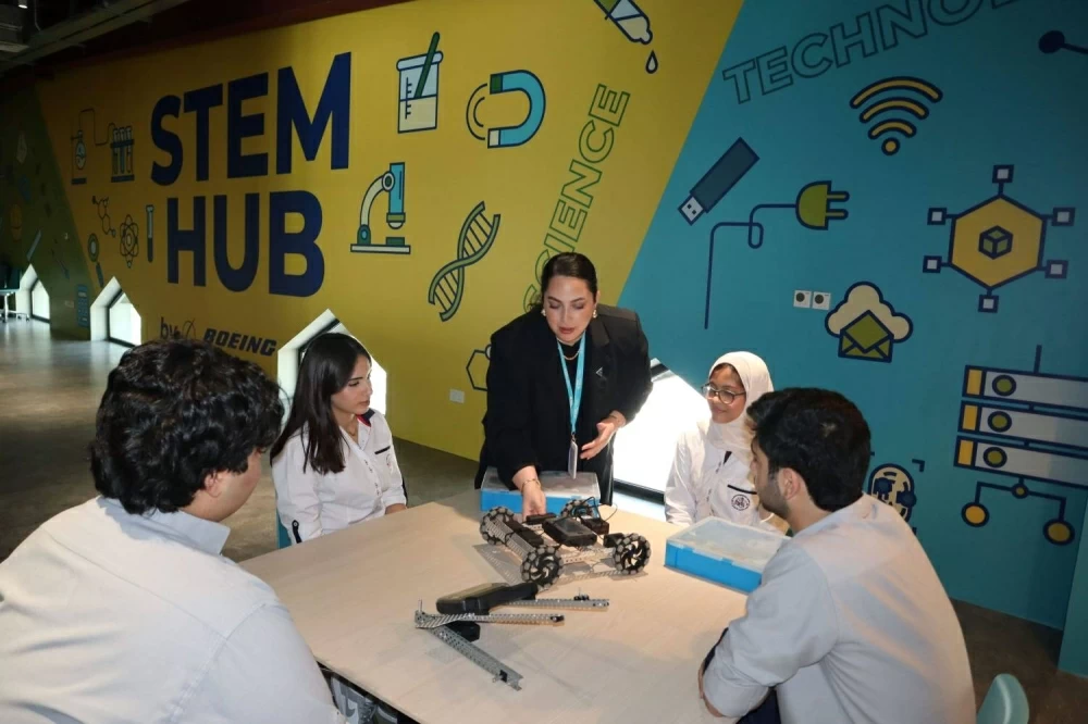 إنجاز البحرين و"بوينج" تفتتحان مركزاً متخصصاً للعلوم والتكنولوجيا والهندسة والرياضيات بالمنامة