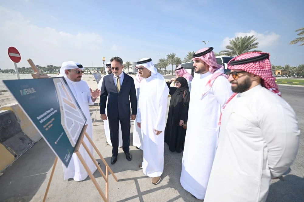 الرئيس التنفيذي لهيئة التخطيط والتطوير العمراني يقوم بزيارة ميدانية إلى مشروع "أمواج أفنيوز" التابع لشركة نسيج