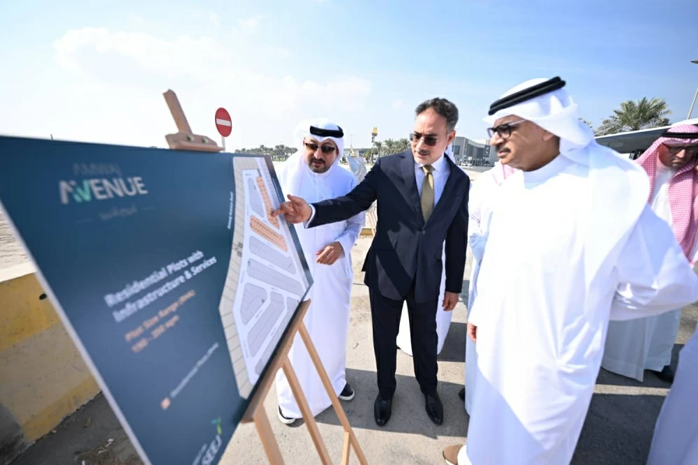 الرئيس التنفيذي لهيئة التخطيط والتطوير العمراني يقوم بزيارة ميدانية إلى مشروع "أمواج أفنيوز" التابع لشركة نسيج