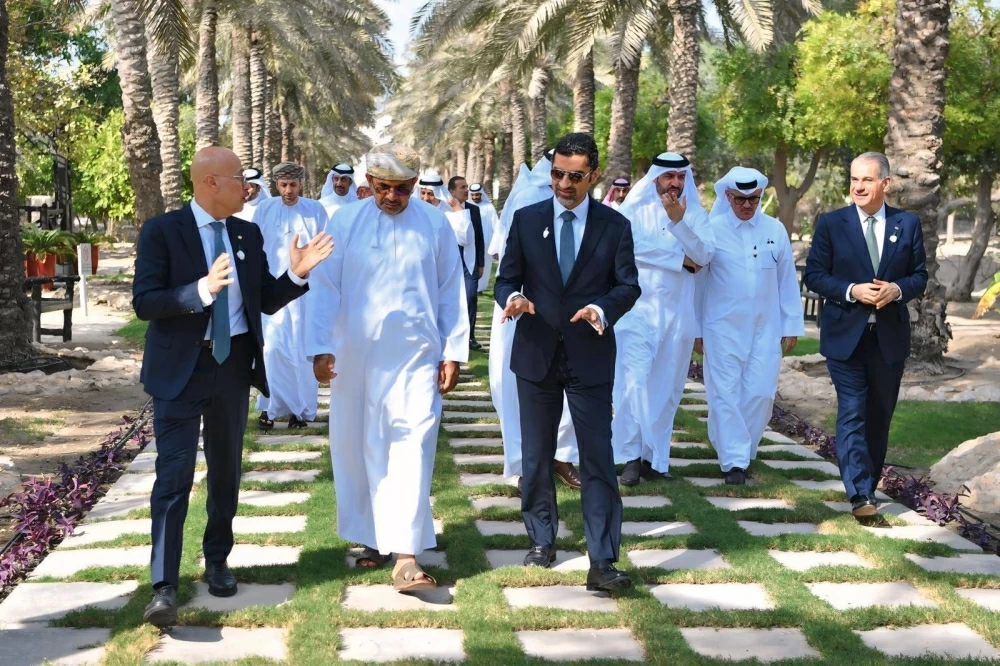 وزيرالبلديات ووزير الثروة الزراعية العماني ووفود خليجية يزورون مشروع زراعة أشجار القرم في (جيبك) وشركة مزارع الجزيرة