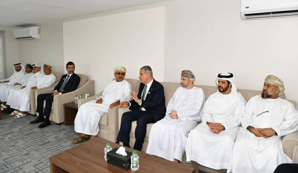 وزيرالبلديات ووزير الثروة الزراعية العماني ووفود خليجية يزورون مشروع زراعة أشجار القرم في (جيبك) وشركة مزارع الجزيرة