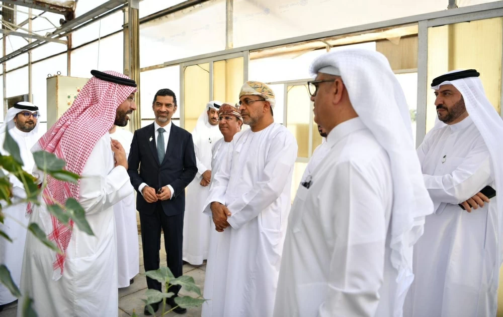 وزيرالبلديات ووزير الثروة الزراعية العماني ووفود خليجية يزورون مشروع زراعة أشجار القرم في (جيبك) وشركة مزارع الجزيرة
