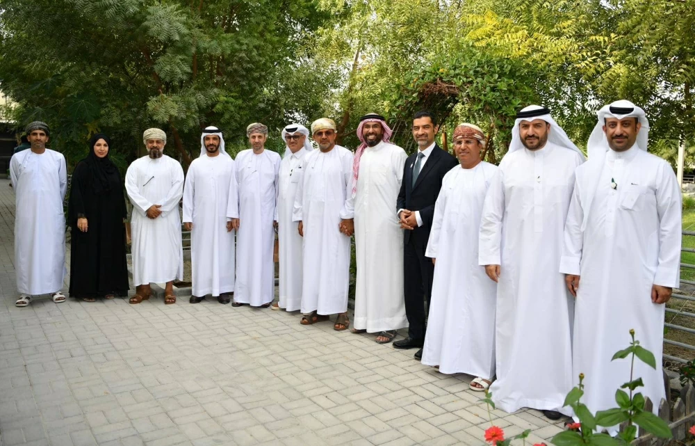 وزيرالبلديات ووزير الثروة الزراعية العماني ووفود خليجية يزورون مشروع زراعة أشجار القرم في (جيبك) وشركة مزارع الجزيرة