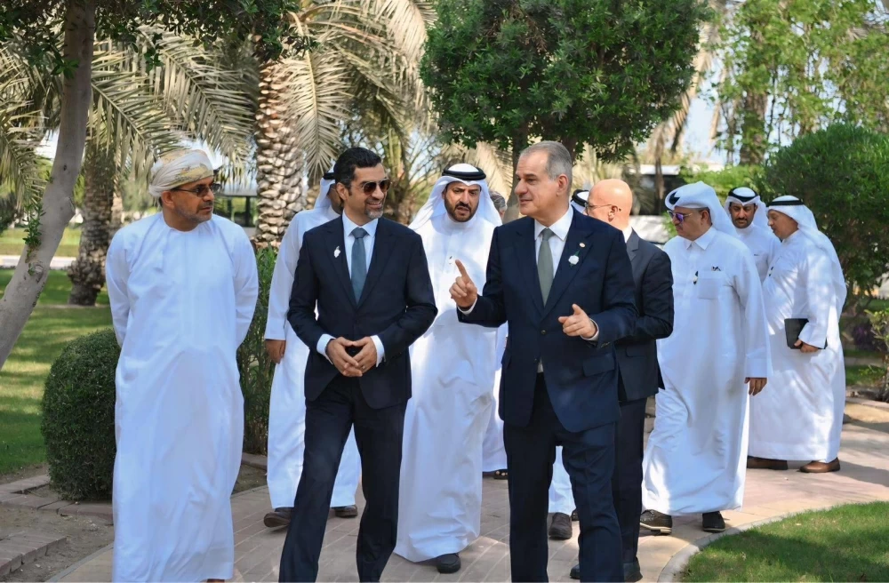 وزيرالبلديات ووزير الثروة الزراعية العماني ووفود خليجية يزورون مشروع زراعة أشجار القرم في (جيبك) وشركة مزارع الجزيرة