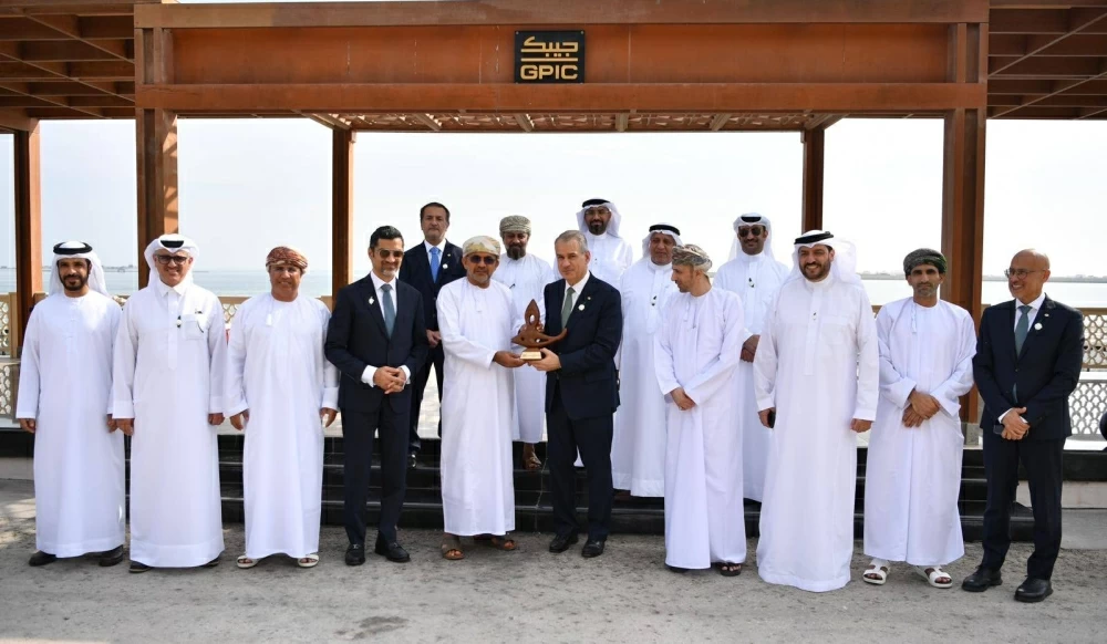 وزيرالبلديات ووزير الثروة الزراعية العماني ووفود خليجية يزورون مشروع زراعة أشجار القرم في (جيبك) وشركة مزارع الجزيرة