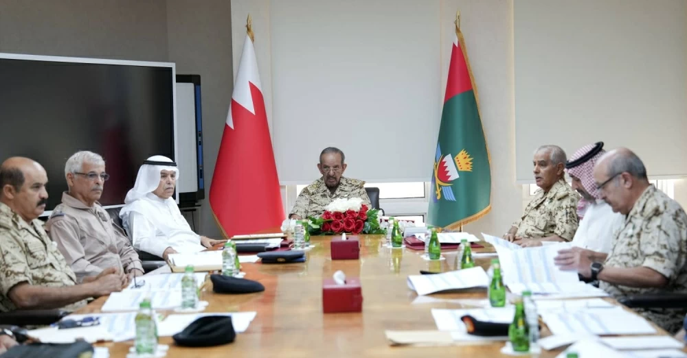 القائد العام يجتمع مع عدد من كبار الضباط بقوة دفاع &rlm;البحرين