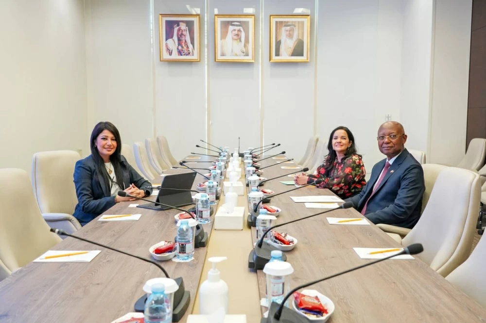 النائب مريم الظاعن تستقبل سفير جمهورية أنغولا