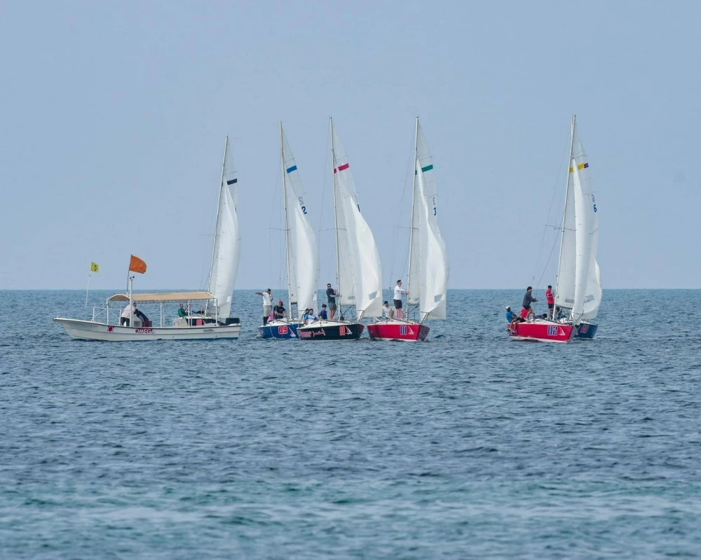 عبدالرحيم عبدالله يتصدر منافسات اليوم الأول لبطولة المملكة لليخوت الشراعية