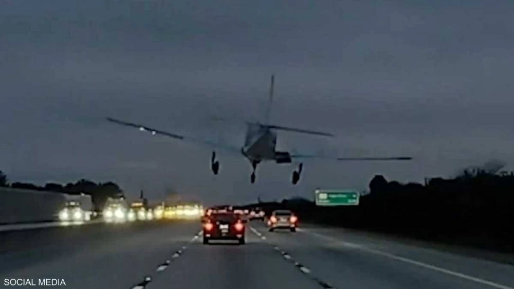 لحظات مرعبة.. هبوط طائرة فوق سيارة على الطريق السريع في فلوريدا