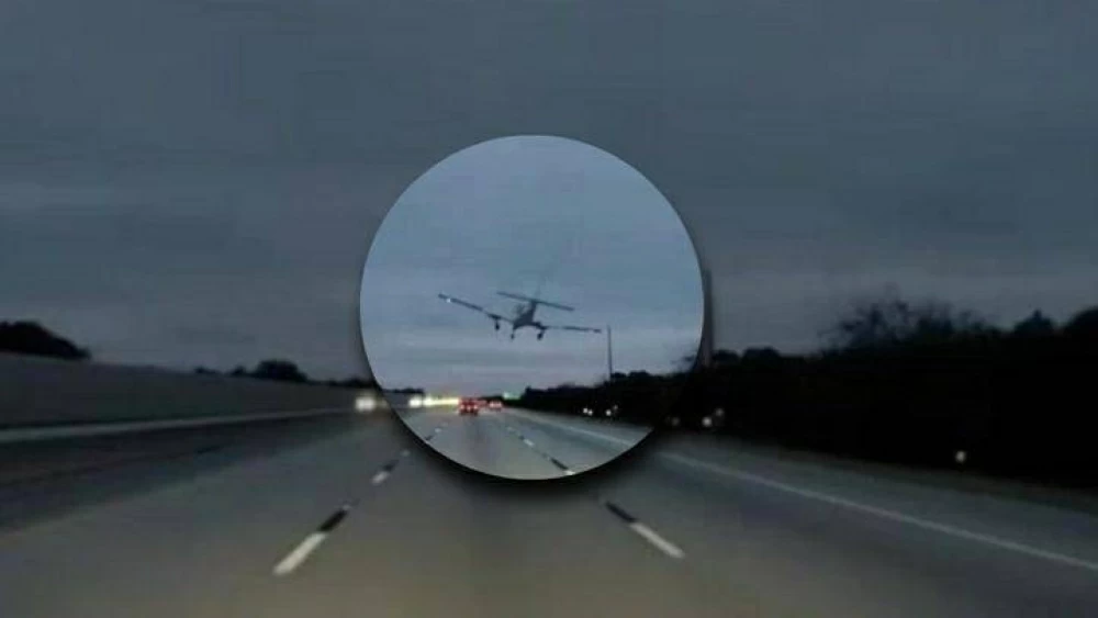 لحظات مرعبة.. هبوط طائرة فوق سيارة على الطريق السريع في فلوريدا