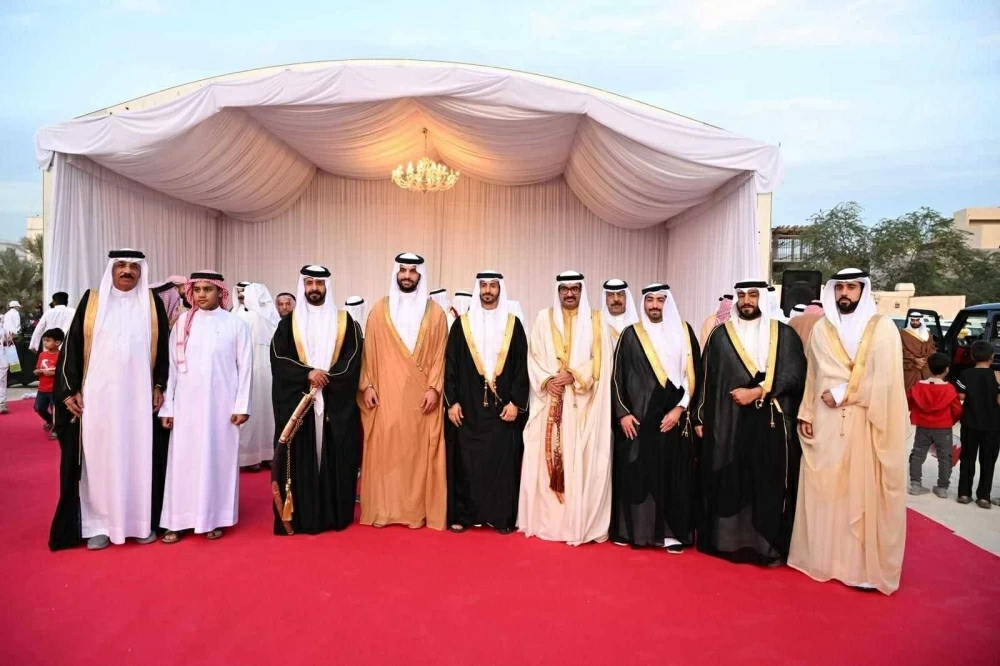 محافظ الجنوبية يحضر عرضة واحتفال أهالي الرفاع بالأعياد الوطنية