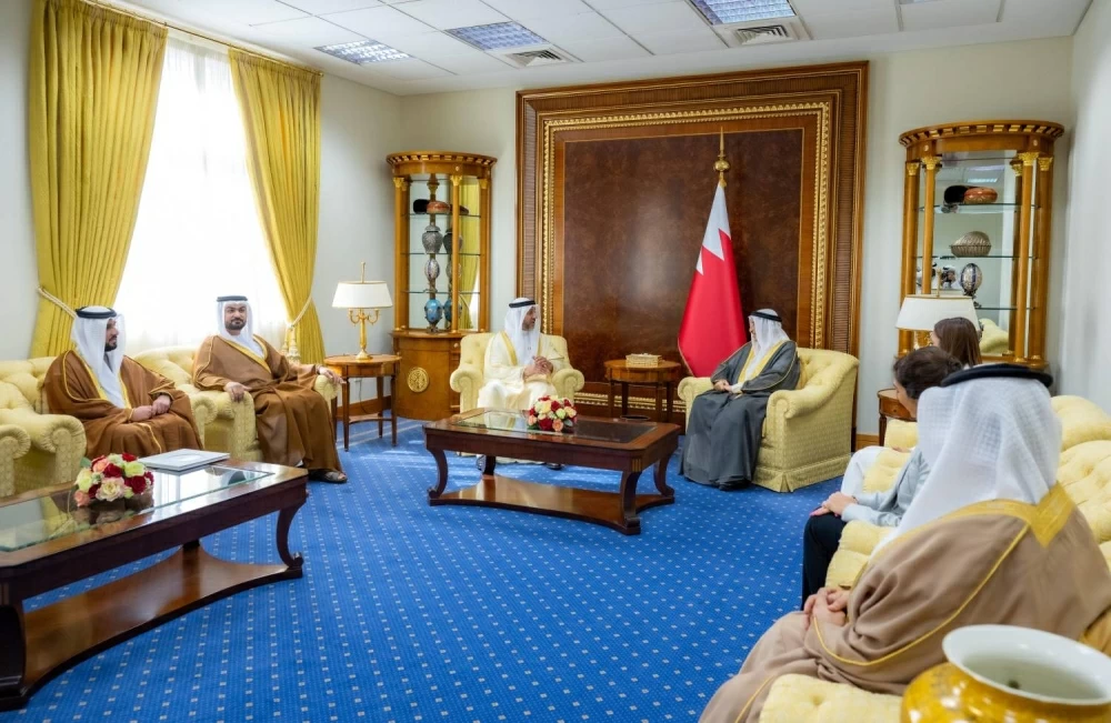 خالد بن عبد الله يلتقي مساعد وزير شؤون مجلس الوزراء للتنافسية والتبادل المعرفي بالإمارات