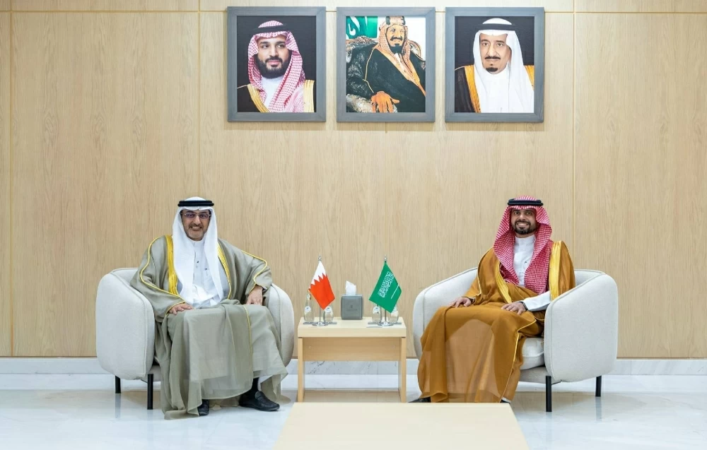 محمد القائد يجتمع بمحافظ هيئة الحكومة الرقمية في الرياض