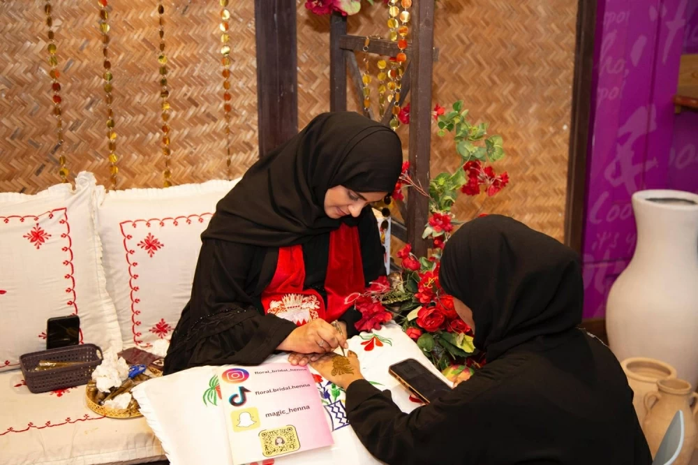 طلبة "الأهلية" يحتفلون بمناسبة الأعياد الوطنية