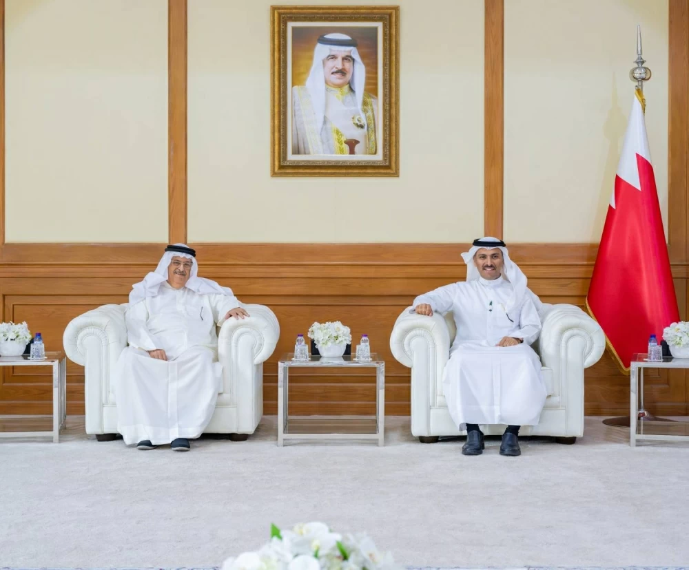 وزير الإعلام يلتقي السفير خليل الذوادي ويشيد بمسيرته المهنية المتميزة