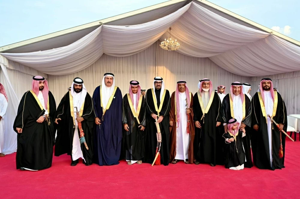 محافظ المحافظة الجنوبية يحضر عرضة واحتفال أهالي الزلاق