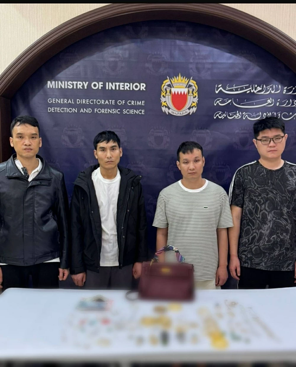 القبض على صينيين بحوزتهما قطع ذهبية مسروقة في مطار البحرين