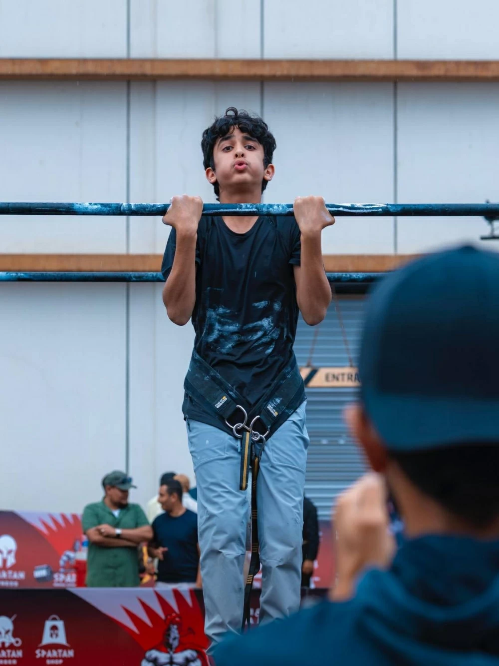 ناصر بن حمد يتابع مشاركة أنجال سموه في مهرجان سبارتان الرياضي