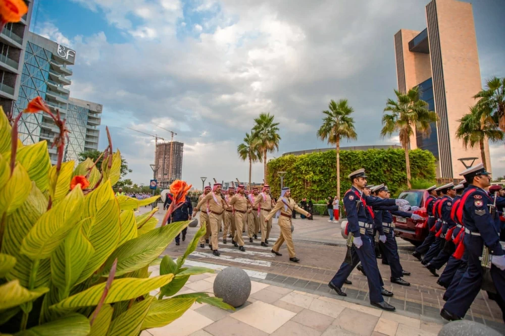 محافظ العاصمة يحضر طابور شرطة البحرين احتفاءاً بالاعياد الوطنية