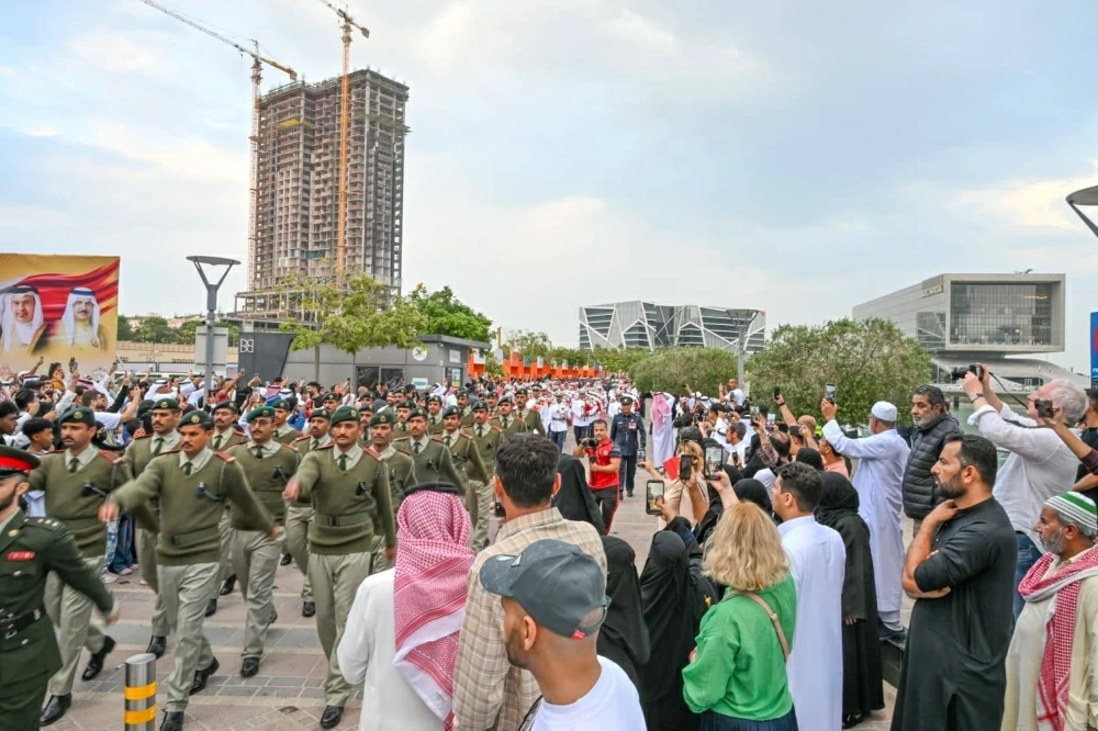 محافظ العاصمة يحضر طابور شرطة البحرين احتفاءاً بالاعياد الوطنية