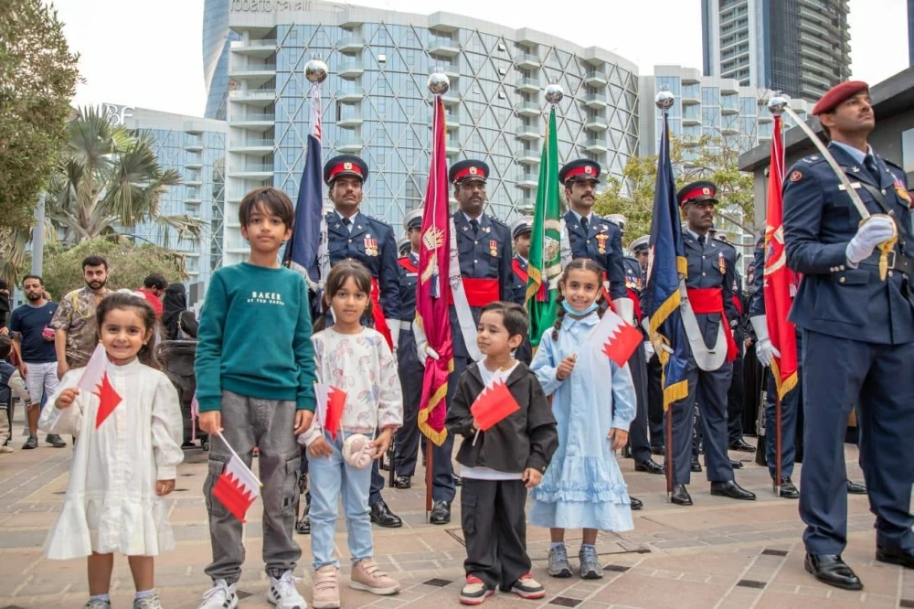 محافظ العاصمة يحضر طابور شرطة البحرين احتفاءاً بالاعياد الوطنية