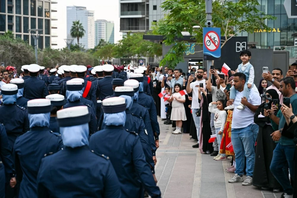 محافظ العاصمة يحضر طابور شرطة البحرين احتفاءاً بالاعياد الوطنية