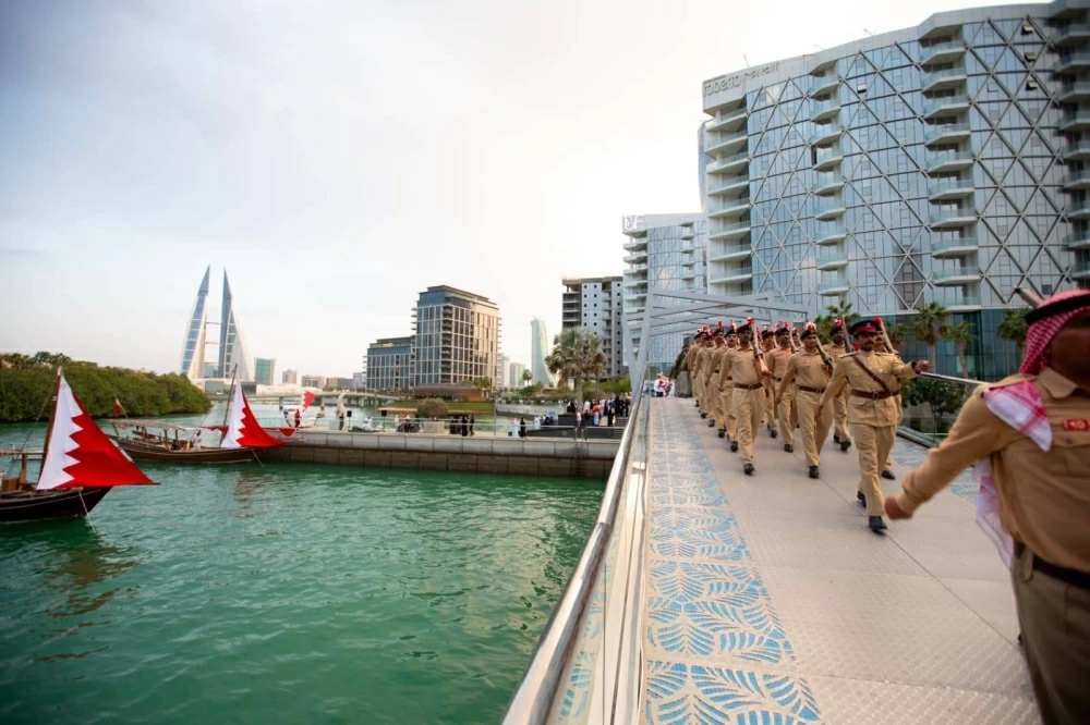محافظ العاصمة يحضر طابور شرطة البحرين احتفاءاً بالاعياد الوطنية