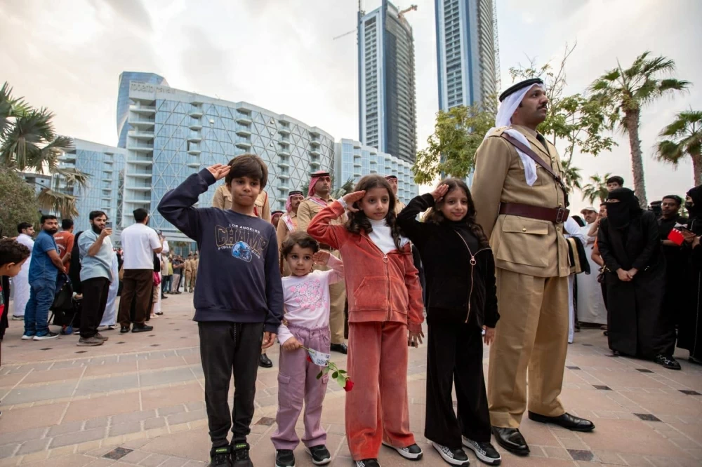 محافظ العاصمة يحضر طابور شرطة البحرين احتفاءاً بالاعياد الوطنية