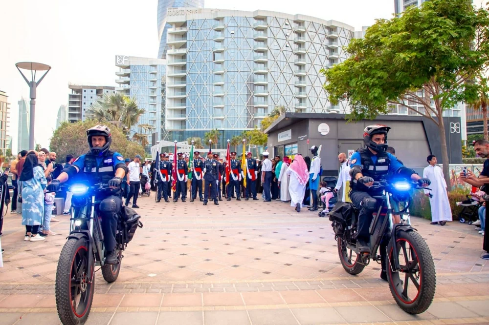 محافظ العاصمة يحضر طابور شرطة البحرين احتفاءاً بالاعياد الوطنية