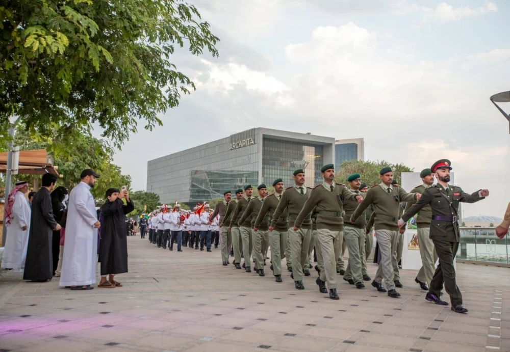 محافظ العاصمة يحضر طابور شرطة البحرين احتفاءاً بالاعياد الوطنية