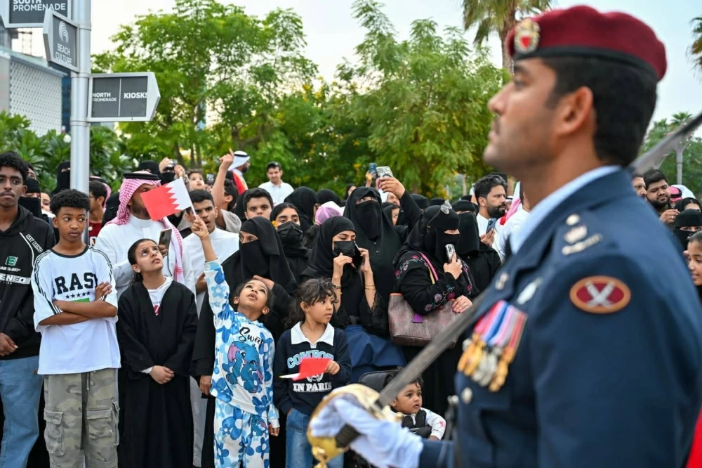 محافظ العاصمة يحضر طابور شرطة البحرين احتفاءاً بالاعياد الوطنية