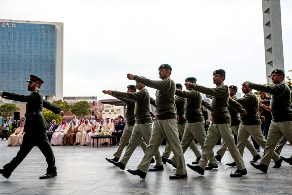 محافظ العاصمة يحضر طابور شرطة البحرين احتفاءاً بالاعياد الوطنية