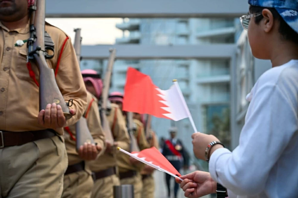 محافظ العاصمة يحضر طابور شرطة البحرين احتفاءاً بالاعياد الوطنية