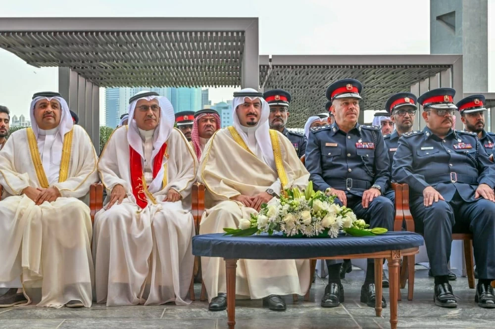 محافظ العاصمة يحضر طابور شرطة البحرين احتفاءاً بالاعياد الوطنية