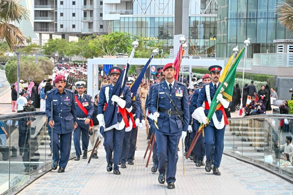 محافظ العاصمة يحضر طابور شرطة البحرين احتفاءاً بالاعياد الوطنية