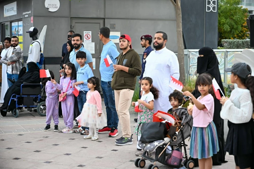 محافظ العاصمة يحضر طابور شرطة البحرين احتفاءاً بالاعياد الوطنية