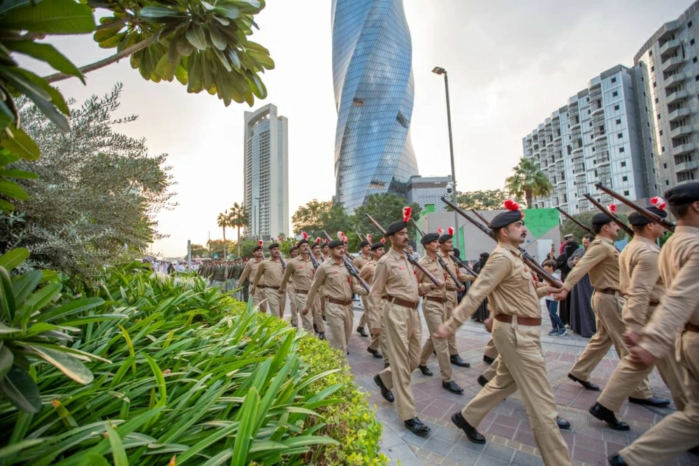 محافظ العاصمة يحضر طابور شرطة البحرين احتفاءاً بالاعياد الوطنية