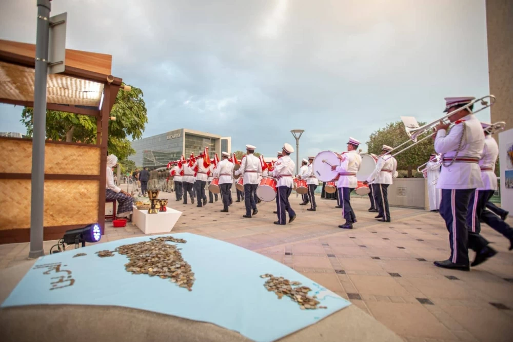 محافظ العاصمة يحضر طابور شرطة البحرين احتفاءاً بالاعياد الوطنية