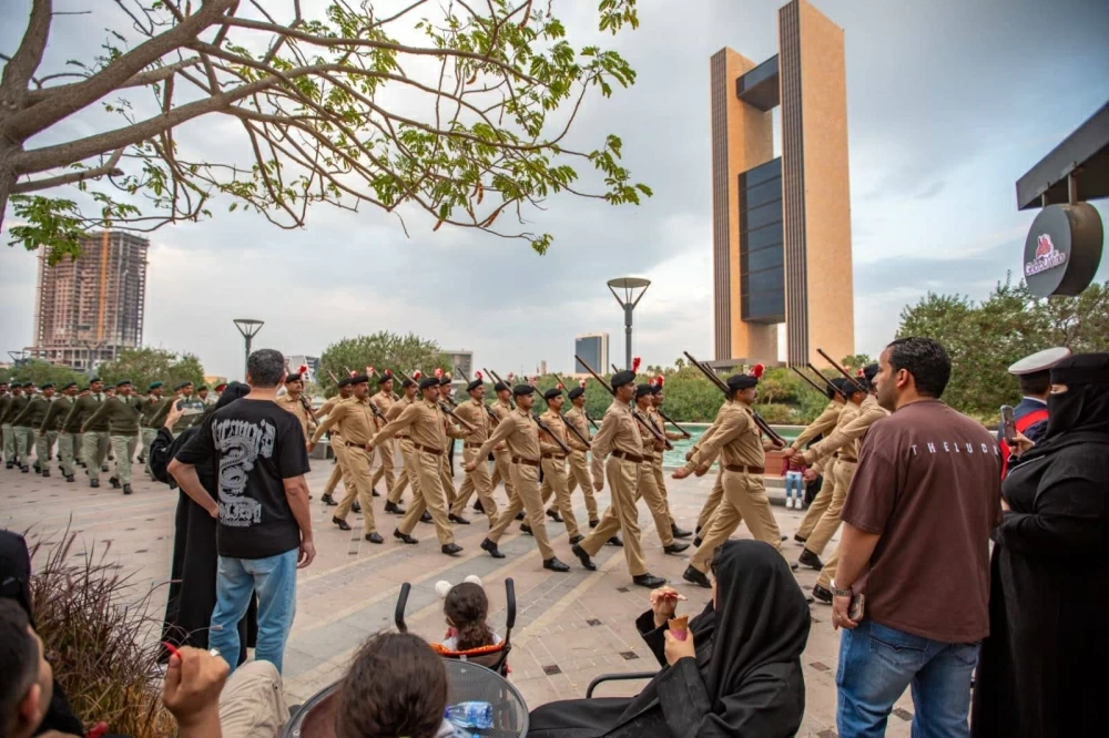 محافظ العاصمة يحضر طابور شرطة البحرين احتفاءاً بالاعياد الوطنية