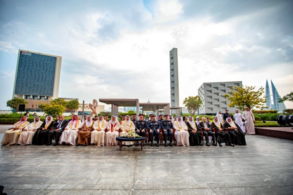 محافظ العاصمة يحضر طابور شرطة البحرين احتفاءاً بالاعياد الوطنية